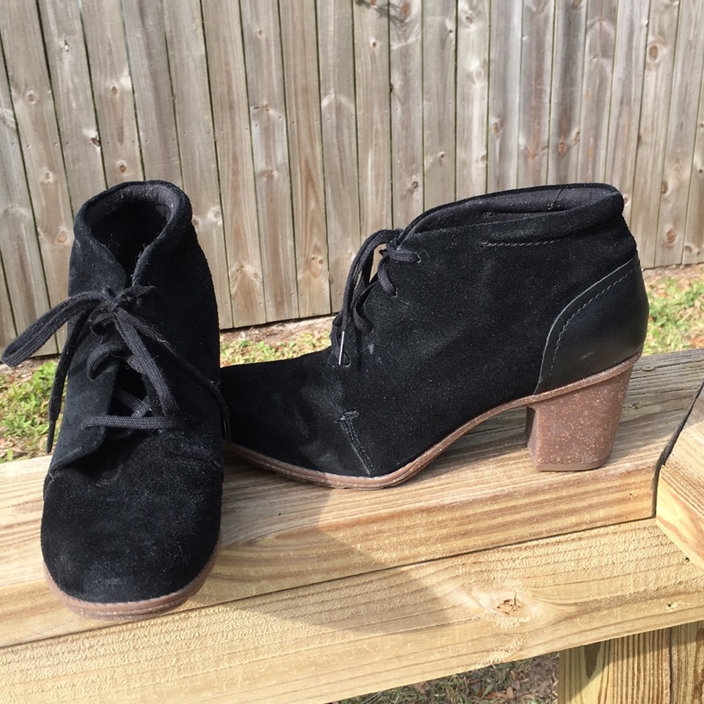 Clark’s cushion collection black suede booties